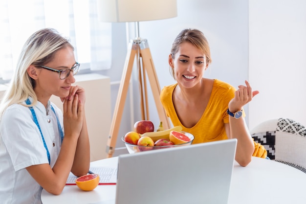 Nutrizionista femminile che consulta il paziente