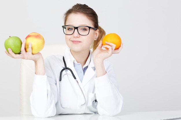 Nutrizionista femminile che lavora nel suo studio