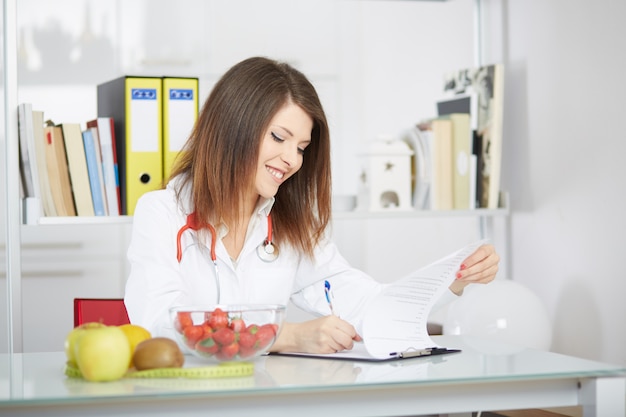 Nutrizionista femminile che lavora nel suo studio