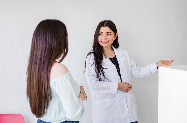 Nutrizionista sorridente nel suo ufficio