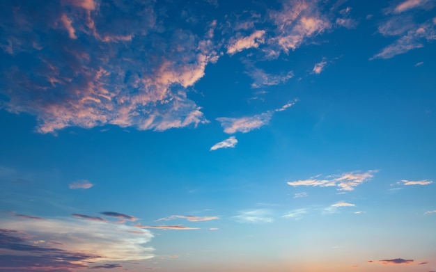 Nuvola bianca con sfondo azzurro del cielo