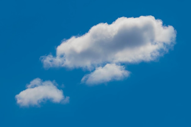 Nuvola bianca nel cielo blu isolata