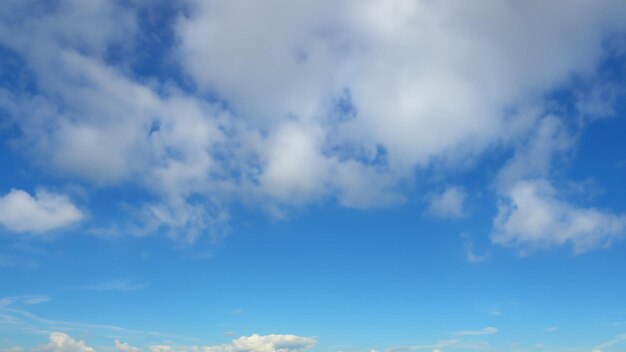 nuvola bianca sul cielo blu