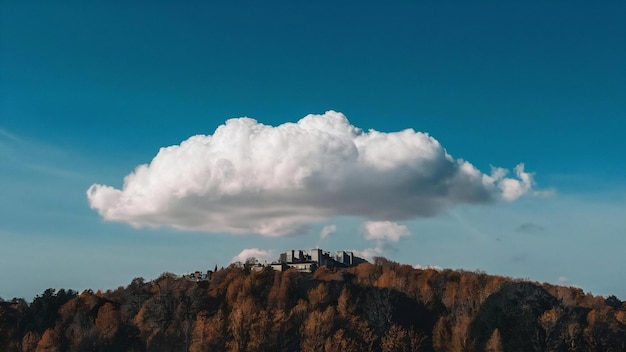 Nuvola bianca sul cielo blu