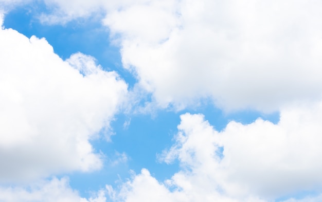 Nuvola con il cielo blu piacevole, fondo della natura