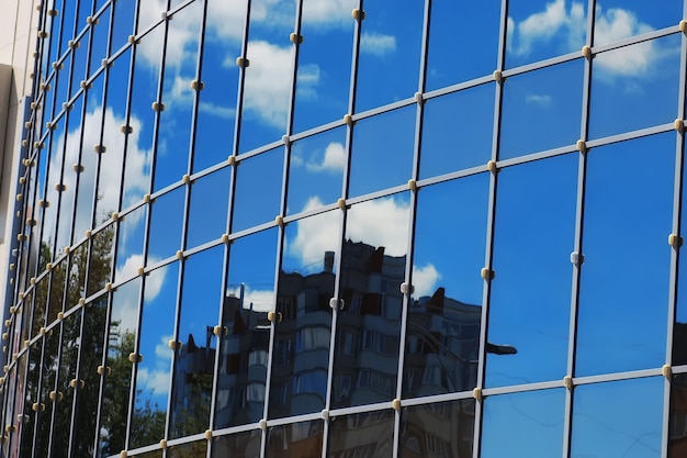 Nuvola del cielo di riflessione dell'edificio per uffici di vetro