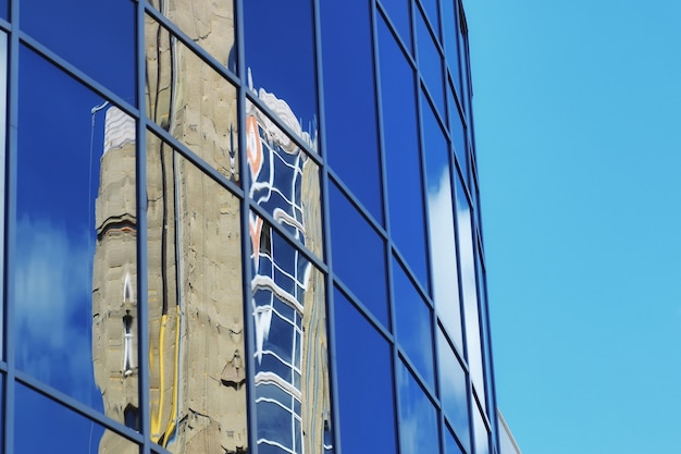 Nuvola del cielo di riflessione dell'edificio per uffici di vetro