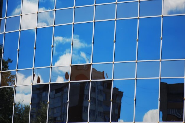 Nuvola del cielo di riflessione dell'edificio per uffici di vetro