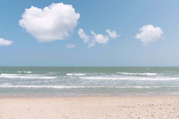 Nuvola del cuore nel cielo nei periodi di estate sulla spiaggia.