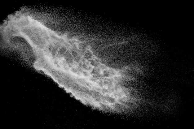 nuvola di esplosione di polvere bianca su sfondo nero. Splash di particelle di polvere bianca.