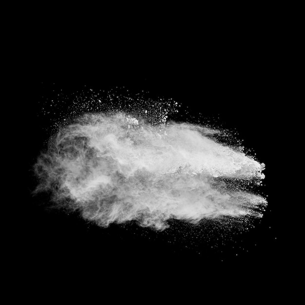 Nuvola di esplosione di polvere bianca su sfondo nero Spruzzi di particelle di polvere bianca