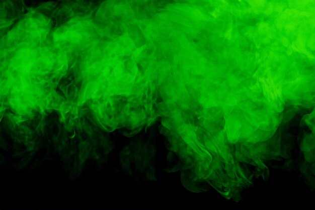 Nuvola di fumo verde su sfondo nero