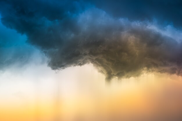 Nuvola di pioggia morbida e sfocatura di movimento prima della tempesta al tramonto