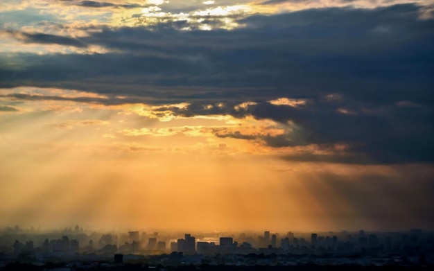 Nuvola drammatica con il sole