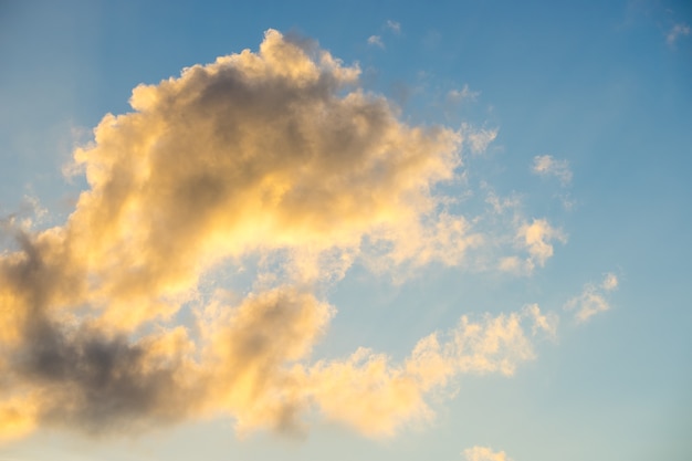 Nuvola gialla con cielo blu durante il tramonto.