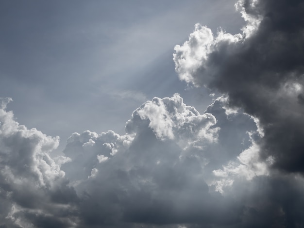 Nuvola nera di Strom nel fondo della natura del cielo