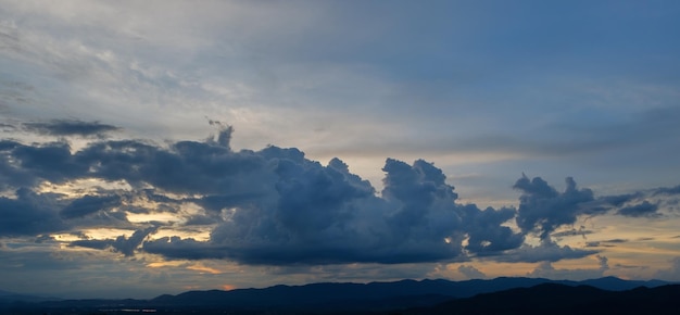 Nuvola prima di nuvole temporalesche piovose