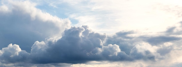 Nuvola riccia bianca nel cielo con tempo soleggiato