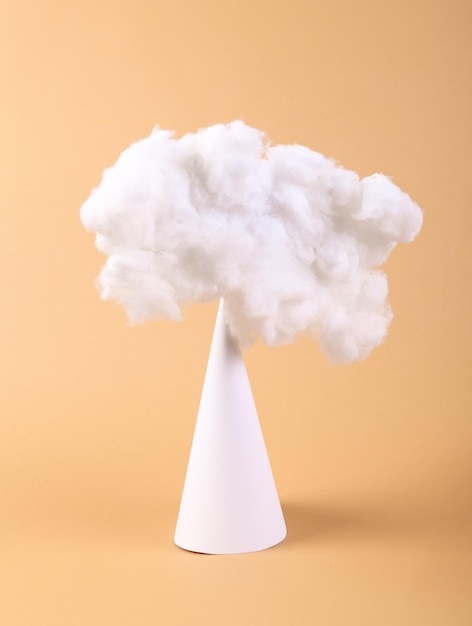 Nuvola soffice galleggiante con cono su sfondo beige Idea creativa concept art Minimalismo