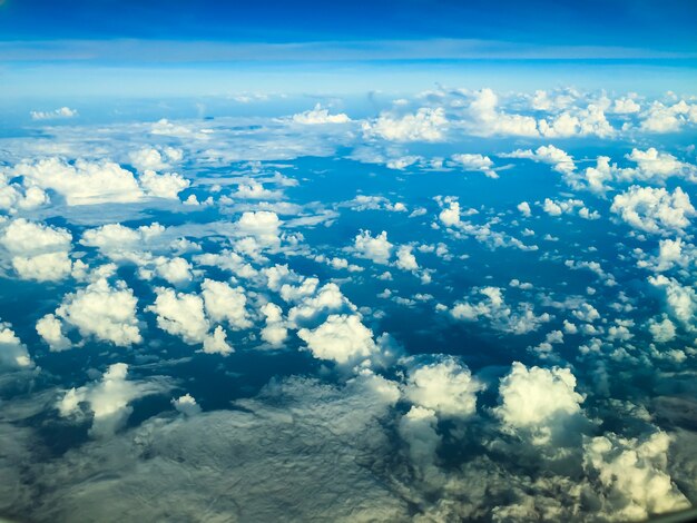 Nuvola sopra il cielo blu