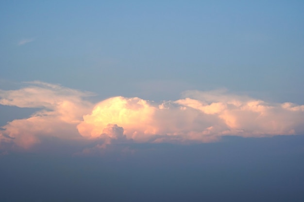 Nuvole al tramonto negli sfondi del cielo