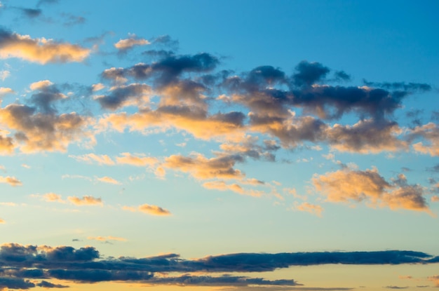 Nuvole alla luce del tramontoNatura e bel cielo