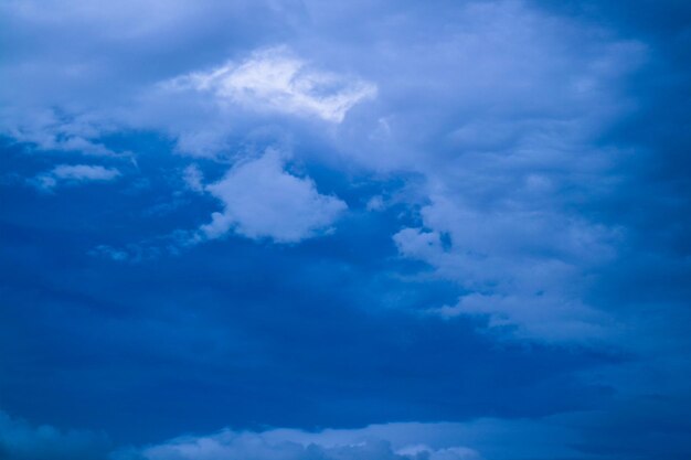 Nuvole astratte drammatiche e cielo blu