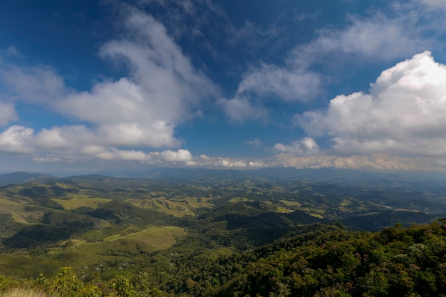 Nuvole basse che coprono le vette della collina, in cima alla Serra da Mantiqueira. Stato di Minas Gerais, Brasile