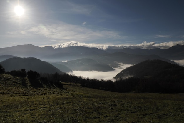 nuvole basse come nebbia nella valle appenninica intorno alla pietra di Bismantova una formazione rocciosa nell'Appennino tosco-emiliano (Italia).