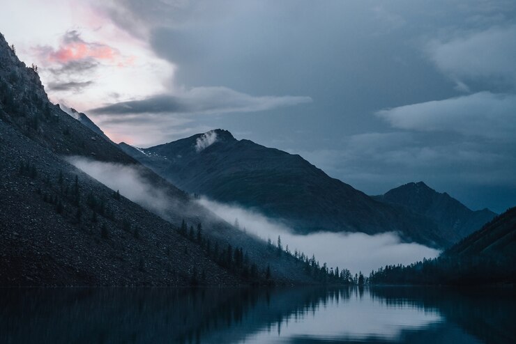 Nuvole basse sopra il lago dell'altopiano.