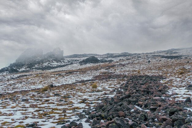 Nuvole bianche che galleggiano sul pendio accidentato della montagna vulcanica malinche in Messico