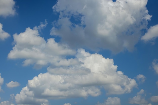 Nuvole bianche con sfondo blu cielo bel tempo