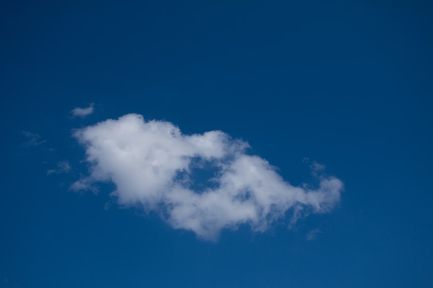 Nuvole bianche con sfondo blu cielo