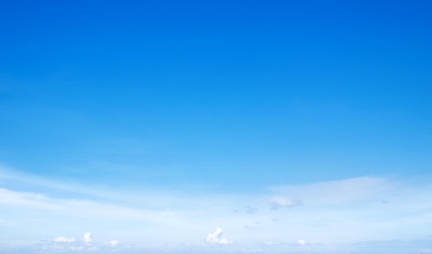 Nuvole bianche contro il cielo blu