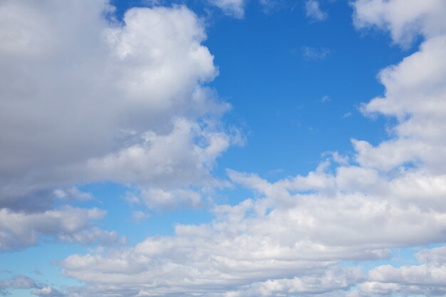 nuvole bianche contro un cielo blu di marzo giornata di sole