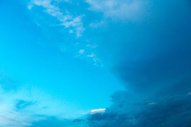 nuvole bianche contro un cielo blu