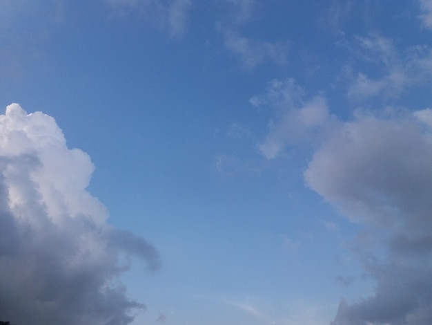 Nuvole bianche coprono quasi il cielo azzurro o un cielo azzurro pieno di nuvole bianche durante il giorno