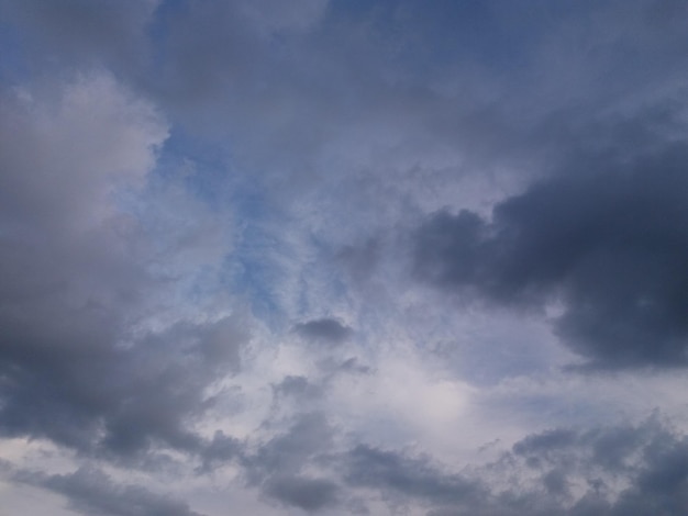 Nuvole bianche coprono quasi il cielo azzurro o un cielo azzurro pieno di nuvole bianche durante il giorno