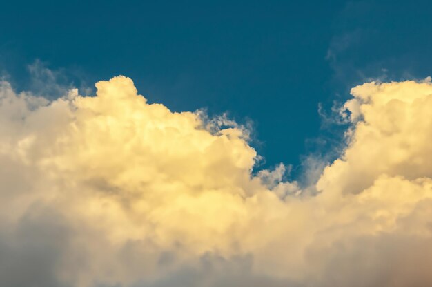 Nuvole bianche cumuliformi drammatiche sul fondo della natura del cielo blu