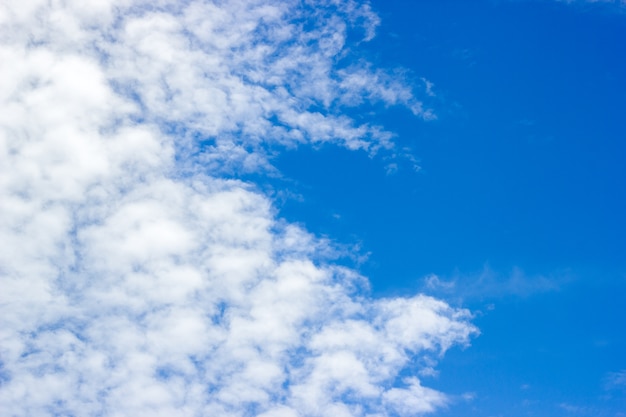 Nuvole bianche e bel cielo limpido