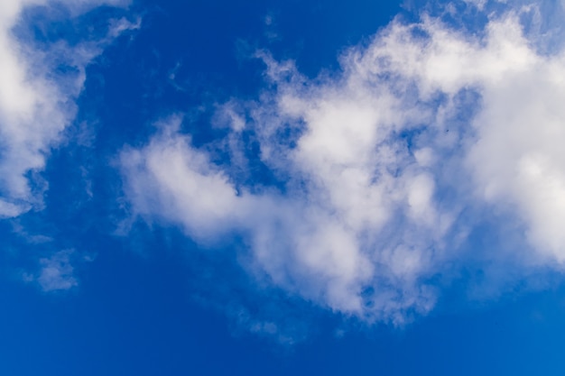 Nuvole bianche e cielo azzurro