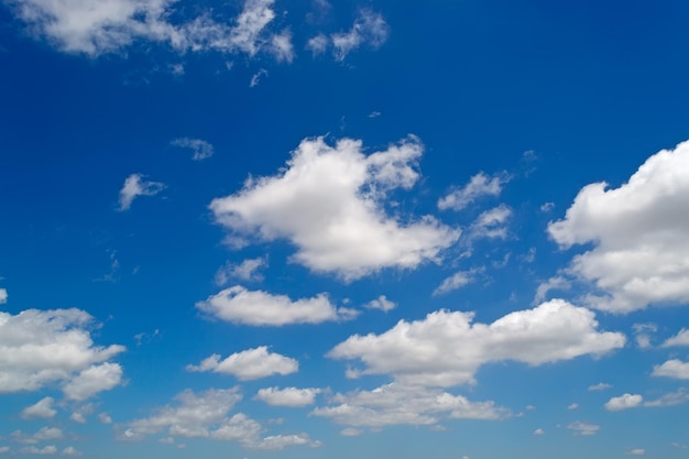 Nuvole bianche e cielo azzurro