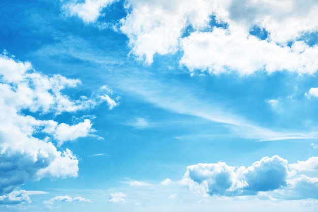 Nuvole bianche e cielo blu per lo sfondo della natura