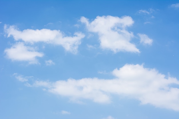 Nuvole bianche e cielo blu.