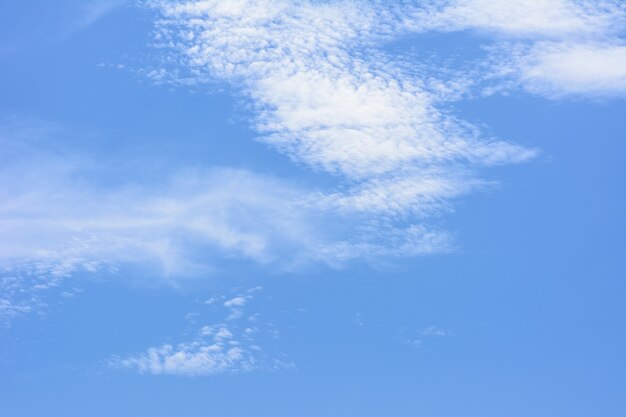 Nuvole bianche e cielo blu.