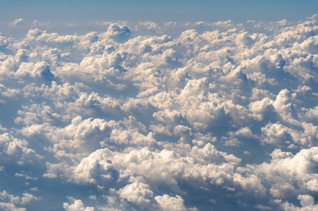 Nuvole bianche e cielo, una vista dalla finestra dell'aereo. Sfondo della natura