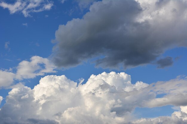 nuvole bianche e grigie nel cielo prima della pioggia