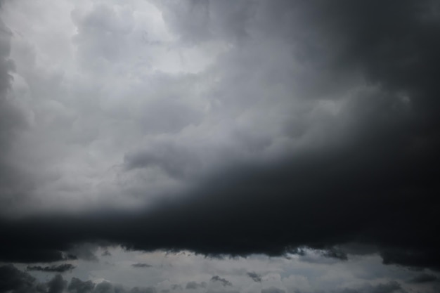 Nuvole bianche e grigie sullo sfondo dell'ambiente naturale scenico Nuvole di tempesta che galleggiano in una giornata piovosa con luce naturale Scenario di Cloudscape tempo nuvoloso sopra il cielo blu