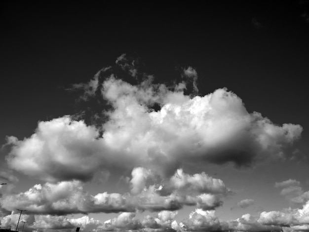 Nuvole bianche e nere sullo sfondo del cielo