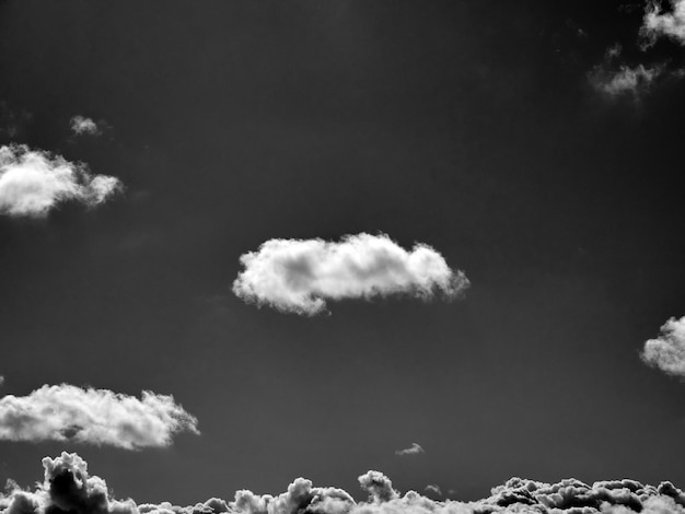 Nuvole bianche e nere sullo sfondo del cielo